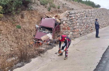 Kayganlaşan yolda otomobil istinat duvarına çarptı: Karı koca hayatını kaybetti 