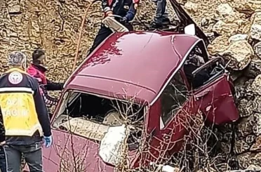 Kayganlaşan yolda otomobil istinat duvarına çarptı: Karı koca hayatını kaybetti