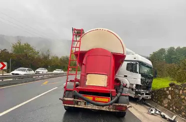 Kayganlaşan yolda tır makasladı: 1 yaralı
