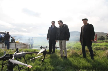 Kaymakam Altuntaş drone ile gübreleme çalışmalarını inceledi 