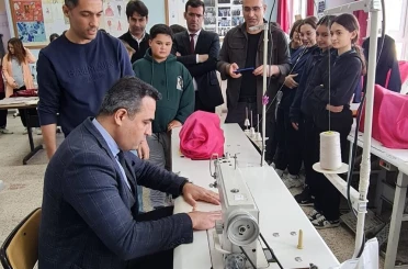 Kaymakam Dalak öğrencilerle dikiş dikip çapa yaptı 