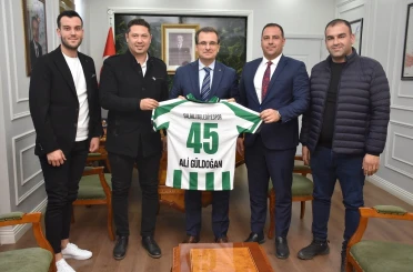 Kaymakam Güldoğan’a forma hediye ettiler 