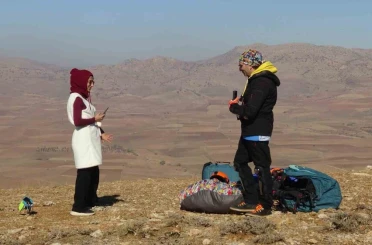 Kaymakam Öztaş, yamaç paraşütüyle Gercüş semalarını turladı 