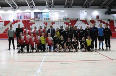 Kaymakam Öztürk, Yıldız Kızlar Futsal maçını takip etti 