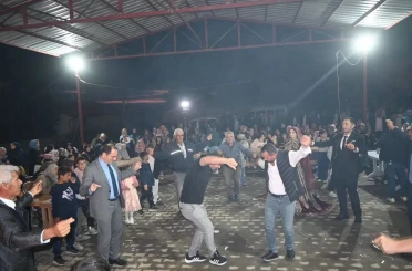 Kaymakam Türker, piste çıkıp yeni evlenen çiftin mutluluğuna ortak oldu 