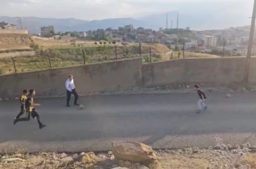 Kaymakam Volkan Hülür Yüksekova’da sokakta maç yapan çocukların oyununa katıldı 