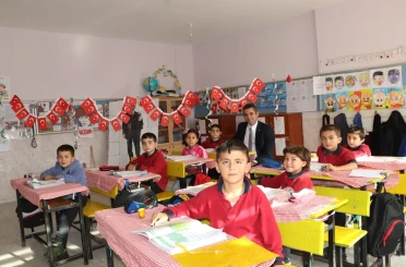 Kaymakam Yıldız, öğrencilerle ders işledi 