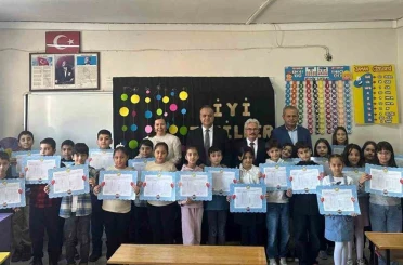 Kaymakamı Çelikkol çocukların karne sevincine ortak oldu 