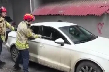 Kaynarca’da araç içinde mahsur kalan çocuk itfaiye tarafından kurtarıldı 