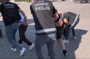 Kayseri’de aracın bagajından 4 bin 458 adet uyuşturucu hap ele geçirildi: 3 tutuklama 