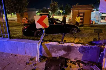 Kayseri’de bir garip kaza: Kaldırımdan seken otomobil 1 metrelik duvarı aştı
