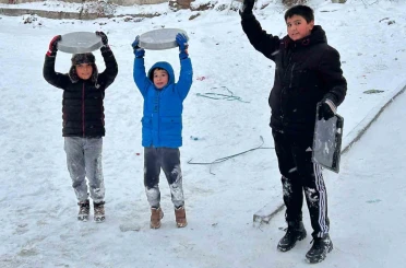 Kayseri’de çocukların kar eğlencesi: Tepsilerle kayak yaptılar 