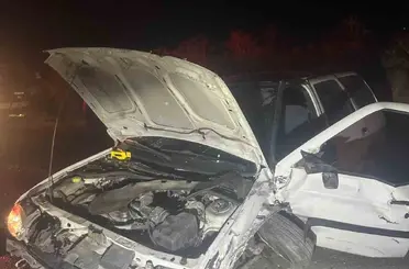 Kayseri’de hafif ticari araçla otomobil kafa kafaya çarpıştı: 2 yaralı
