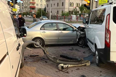 Kayseri’de otomobil park halindeki 2 araca çarptı 