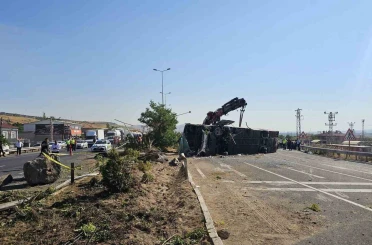 Kayseri’de yolcu otobüsünün devrildiği kazada 1 kişi hayatını kaybetti 24 kişi yaralandı 
