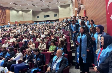KAYÜ’de ‘sadakat yeminli’ mezuniyet 