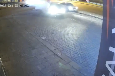 Kaza anı kamerada: İş yerine çarpmaktan son anda kurtuldu 