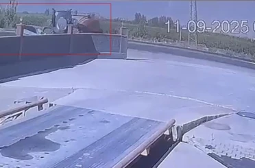 Kaza anı kamerada: Traktörle çarpışan otomobildeki 1 kişi öldü, 3 kişi yaralandı 