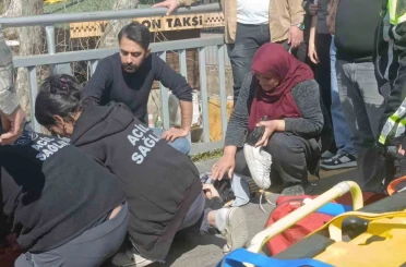 Kaza haberini alıp geldi, kızının elini tutup başını okşayarak teselli etti 