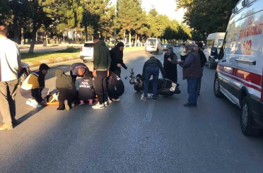 Kaza sonrası motosikletiyle yola savrulan genç kız gözyaşlarıyla hastaneye götürüldü 