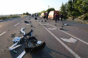 Kaza sonrası ortalık savaş alanına döndü: Aynı aileden 3 ölü 1 yaralı 