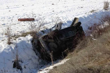 Kaza yapan Fiat Tofaş marka otomobil şarampole yuvarlandı: 1’i ağır 4 yaralı 