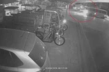 Kaza yapan otel servisi, park halindeki araçların üzerine devrildi 