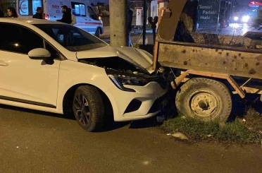 Kaza yapan otomobil savrulup kamyonete çarptı: 2 yaralı 