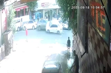 Kaza yapan otomobil yan yattı, yaya son anda kurtuldu 