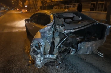 Kaza yapan otomobilin dönerek savrulduğu anlar kameraya yansıdı: 2 yaralı 