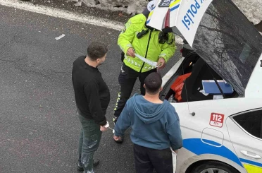 Kaza yapan sürücüler kavga edince kelepçelenip karakola götürüldü 