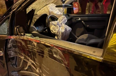 Kaza yaparak savrulan motosiklet yayalara çarptı: 5 yaralı