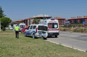 Kaza yerindeki polis aracına otomobil çarptı: 1’i polis 1’i bekçi toplam 6 yaralı 