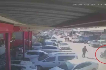 Kazada çarpışan motosiklet sürücülerinin savrulduğu anlar kamerada 