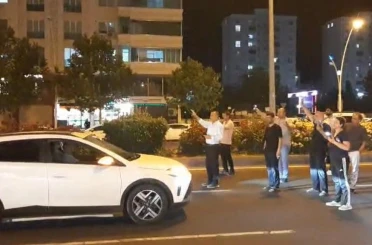 Kazada kaybettikleri yakınları için yolu kısa süreliğine ulaşıma kapattılar 