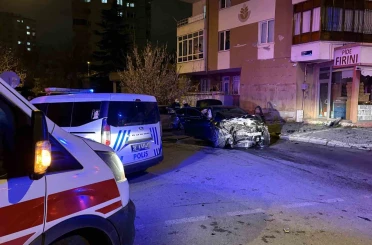 Kazada savrulan otomobilin duvarı yıkma anı kamerada 