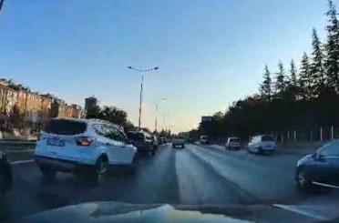 Kazadan dolayı yavaşlayan araca otomobilin arkadan çarpma anı kamerada 