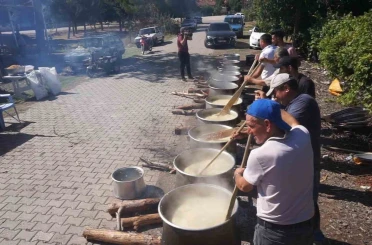 Kazanlar imece usulü keşkek ve aşure şöleni için kaynadı 