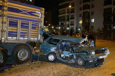 Kazaya karışan otomobil, park halindeki tıra çarptı: 1’ağır 4 yaralı 