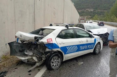 Kazaya müdahale eden polis aracına otomobil çarptı: 2’si polis 8 yaralı 