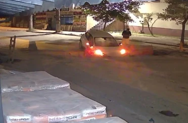 Kazı çalışmasını görmedi: Otomobilin çukura saplandığı anlar kameraya yansıdı 