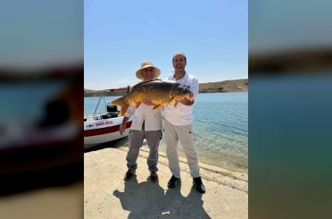 Keban Baraj Gölü’nde 27 kiloluk dev sazan yakalandı 