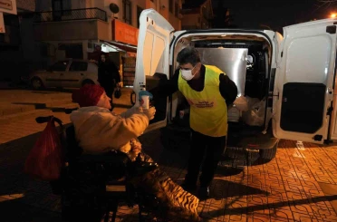 Keçiören Belediyesi’nden soğuk havalarda sıcak çorba ikramı 