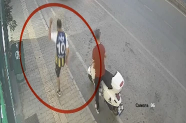 Kediye tekme atan şahıs kamerada 