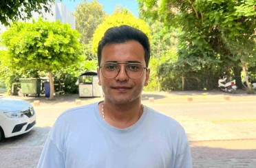 Kediyi yerden alıp fırlattı, görüntülere tepki yağdı 