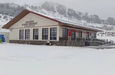 Keltepe Kayak Merkezi nisan ayında beyaz örtüyle kaplandı 