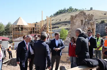 Kemah Sultan Melik Türbesi’ndeki restorasyon çalışmaları incelendi
