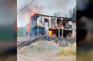 Kemah’ta 2 katlı ev yangında kullanılamaz hale geldi 
