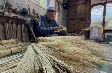 Kemal dede 60 yıldır geçimini ot süpürgeden sağlıyor 