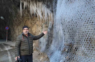 Kemaliye’de ’dünyanın en zorlu yolları’ arasında gösterilen "Taş Yolu" buz tuttu 